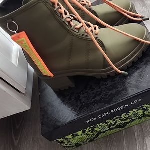 CAPE ROBBIN STARLET LACE-UP HEEL WOMEN BOOTS/COMBAT OLIVE GREEN BOOTS SZ 7